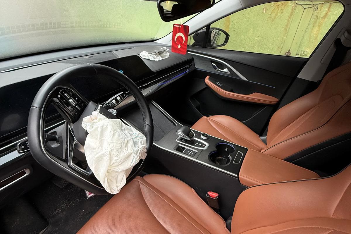 Airbag yenileme öncesi, patlamış airbag hasarı